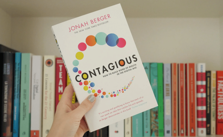 bir el contagious kitabını tutuyor