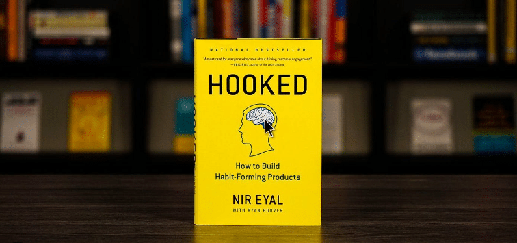 masanın üzerinde hooked kitabı