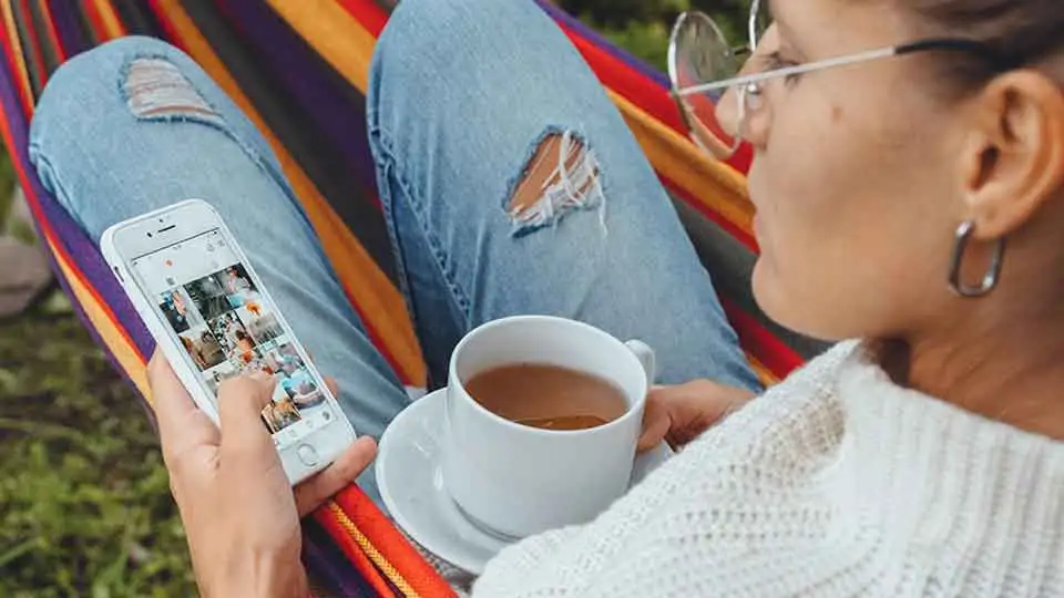 instagram argoritması için ınstagram kullanan kadın