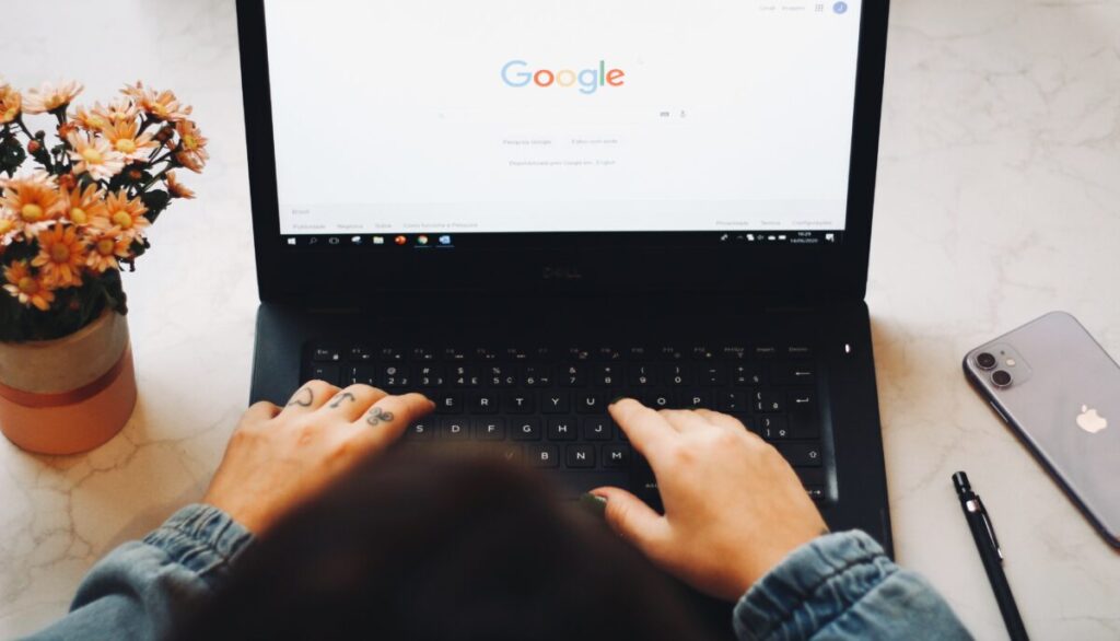 google kullanan diz üstü kullanıcısı