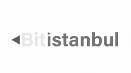 G&ouml;rsel, b2b pazarlama temasını yansıtan Bitistanbul kelimesini gri metinle g&ouml;stermektedir. Bit harfleri daha a&ccedil;ık, istanbul ise daha koyu ve kalındır. K&uuml;&ccedil;&uuml;k gri bir &uuml;&ccedil;gen Bit'ten &ouml;nce solu işaret ediyor ve hepsi beyaz bir arka plana yerleştirilmiş.