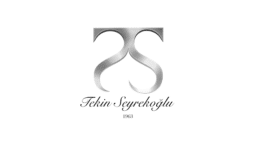 G&uuml;m&uuml;ş stilize "TS" logosu, "Tekin Seyrekoğlu," "1953," metinleri ve b2b pazarlama'ya bir selam ile birlikte bembeyaz bir arka plan &uuml;zerine yerleştirilmiştir.